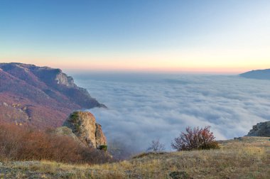 Gün ışığında güzel manzaranın resimsel görüntüsü