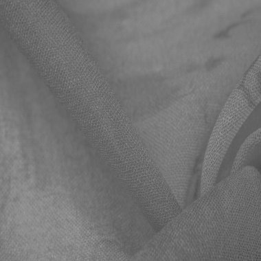 Boyalı çayır çiçekleri ve çiçek arkaplanlı beyaz ipek kumaş. Renkli bir kompozisyonda bir sürü soluk çiçek. Arkaplan dokusu