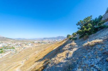 Gün ışığında güzel manzaranın resimsel görüntüsü