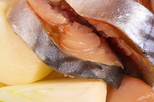 Tuzlu Balığı Uskumrusu Hafif Tuzlu Tütsülenmiş Baharatlı Dilimlenmiş Yemeye Hazır — Stok fotoğraf