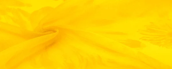 描かれた牧草地の花 花の背景と黄色の絹の生地 カラフルな組成の多くの淡い花 背景色 — ストック写真