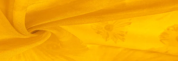 Gelber Seidenstoff Mit Bemalten Wiesenblumen Floraler Hintergrund Viele Blasse Blüten — Stockfoto