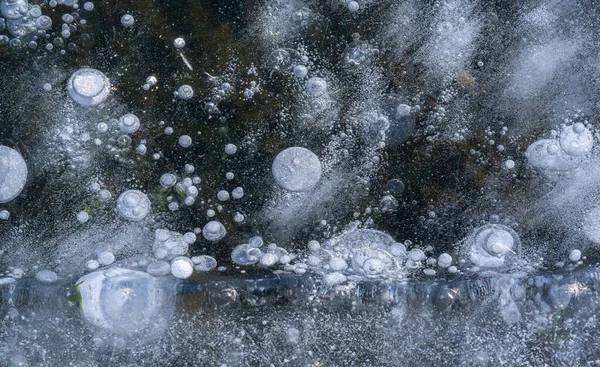 Улице Мороз Реке Лед Ледяные Пузырьки Застряли Льду Необычайно Красочная — стоковое фото
