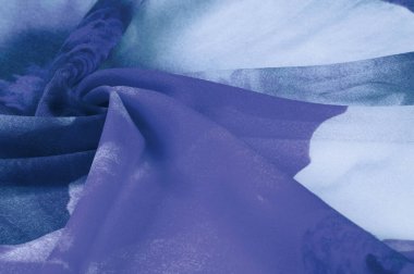 İpek kumaş, mavi ve beyaz çiçekli kadın eşarbı. Muhteşem tasarım çekici arkaplan görüntülerine dayanır. Desen arkaplan, desen, kartpostal