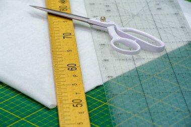 Dikiş ürünleri. Dikiş malzemeleri için kesme masası. Kalıplar çizmek ve kumaşları kesmek için tablolar.