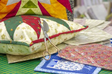 Yama tarzı kanepe yastıkları. Farklı desenlerden, renklerden ve dokulardan oluşan küçük kumaşların birbirine dikildiği nakış işi..