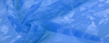 Mavi ipek kumaş, gök mavisi ipekten soyut bir arkaplan. Kumaşlı kumaş. Uzayı kopyala Tasarım elemanı. Sevgililer Günü. Doku deseni, süs, arkaplan