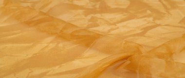 Sarı ipek kumaş, soyut kehribar ipek arka plan. Kumaşlı kumaş. Uzayı kopyala Tasarım elemanı. Sevgililer Günü. Doku deseni, süs, arkaplan