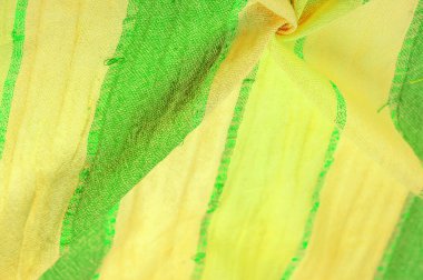 İpek kumaş, büyük sarı-yeşil çizgiler zümrüt altından bir şerit ile ayrılmış, desen arka plan dokusu, süs