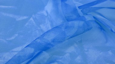 Mavi ipek kumaş, gök mavisi ipekten soyut bir arkaplan. Kumaşlı kumaş. Uzayı kopyala Tasarım elemanı. Sevgililer Günü. Doku deseni, süs, arkaplan