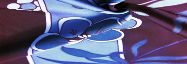 Kahverengi-mavi kumaş, beyaz çiçek desenli, geometrik çizgiler. Doku, arkaplan, desen