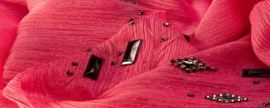 Arkaplan tasarımı dokusu, ipek desen, pembe kumaş ve dekoratif işlemeli taşlar.