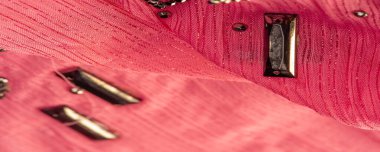 Arkaplan tasarımı dokusu, ipek desen, pembe kumaş ve dekoratif işlemeli taşlar.