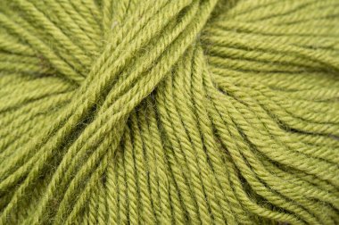 Dikiş ürünleri. Yeşil yün yumağı. Bu ipliğin harika bir rengi var ve örgü örmek, örmek ve örmek için çok uygun..
