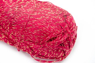 Dikiş ürünleri. Bir rulo kırmızı yün iplik. Bu ipliğin harika bir rengi var ve örgü örmek, örgü örmek ve örmek için uygun..