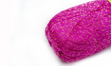 Dikiş ürünleri. Bir rulo kırmızı yün iplik. Bu ipliğin harika bir rengi var ve örgü örmek, örgü örmek ve örmek için uygun..