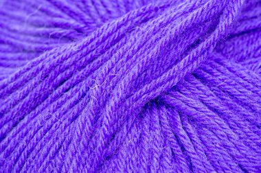 Dikiş ürünleri. Bir rulo mavi yün iplik. Bu ipliğin harika bir rengi var ve örgü örmek, örgü örmek ve örmek için uygun..