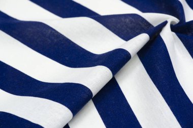 Pamuk kumaş, beyaz ve mavi çizgili. Katı lakonik tasarım. Modern geometrik arka planlar. Desen arkaplan deseni