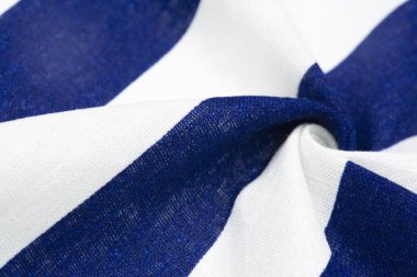 Pamuk kumaş, beyaz ve mavi çizgili. Katı lakonik tasarım. Modern geometrik arka planlar. Desen arkaplan deseni