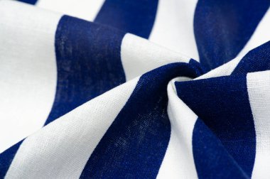 Pamuk kumaş, beyaz ve mavi çizgili. Katı lakonik tasarım. Modern geometrik arka planlar. Desen arkaplan deseni