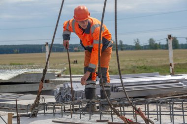 Yerel bir yolda bir köprü inşaatı, isimsiz nehir, 10.08.2019 Tataristan Rusya