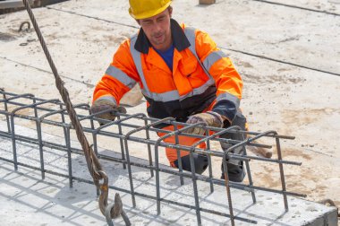 Yerel bir yolda bir köprü inşaatı, isimsiz nehir, 10.08.2019 Tataristan Rusya