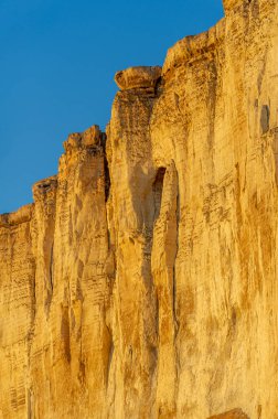 Gün ışığında güzel manzaranın resimsel görüntüsü