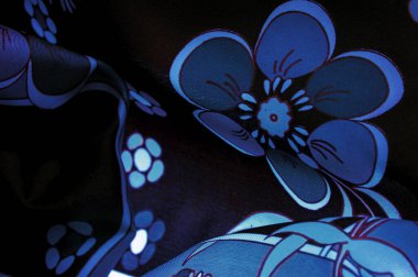 Kahverengi-mavi kumaş, beyaz çiçek desenli, geometrik çizgiler. Doku, arkaplan, desen