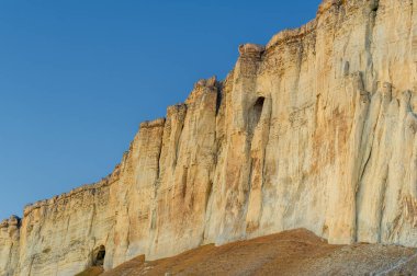 Kırım sonbahar yarımadasının fotoğrafları, Beyaz Ak-Kaya kayası, Belogorsky bölgesi, Biyuk-Karasu nehri, Mousterian çağı, Sarmatlar ve İskitler 'in yerleşim yerleri, Altyn Teshik mağarası.