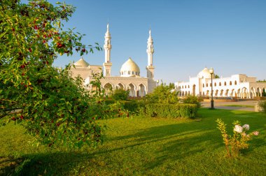 Beyaz Cami antik Bulgar yerleşiminin dışında yer alıyor ve Hindistan 'daki ünlü Tac Mahal Sarayı' na benziyor. 