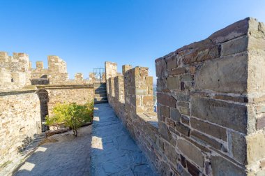 Ceneviz kayası olarak da bilinen Kırım yarımadasının, Sudak kalesinin fotoğrafları, kale 212 yılında Alanlar, Hazarlar veya Bizanslılar, Padişah-Jami Camii, Müze-Rezerv Sudak Kalesi tarafından inşa edildi.