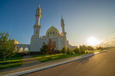 Beyaz Cami antik Bulgar yerleşiminin dışında yer alıyor ve Hindistan 'daki ünlü Tac Mahal Sarayı' na benziyor. 