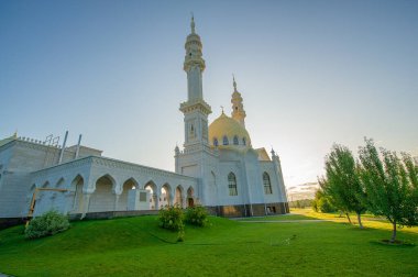 Beyaz Cami antik Bulgar yerleşiminin dışında yer alıyor ve Hindistan 'daki ünlü Tac Mahal Sarayı' na benziyor. 