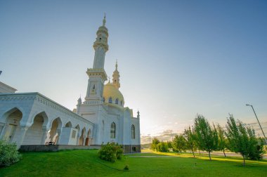 Beyaz Cami antik Bulgar yerleşiminin dışında yer alıyor ve Hindistan 'daki ünlü Tac Mahal Sarayı' na benziyor. 
