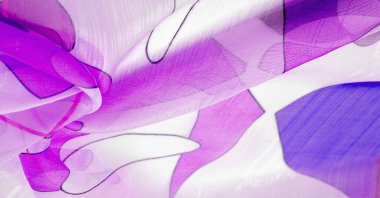 Arka plan dokusu bir organza deseni. İnce, şeffaf kumaştan bir kumaş. İnce, yapışkan ipekten bir peçe gibi. beyaz kırmızı mavi geometrik renkler