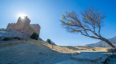 Ceneviz kayası olarak da bilinen Kırım yarımadasının, Sudak kalesinin fotoğrafları, kale 212 yılında Alanlar, Hazarlar veya Bizanslılar, Padişah-Jami Camii, Müze-Rezerv Sudak Kalesi tarafından inşa edildi.
