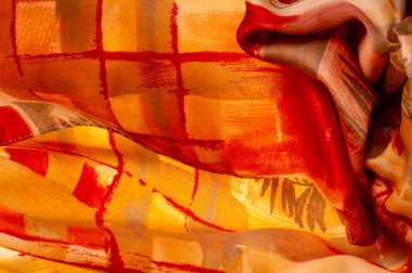 Soyut desenli kahverengi-kırmızı-bej kumaş, bitki yapraklı dalların izi. Arkaplan dokusu. Lüks saten kumaş dokusu. Geçmişi. Şablon.