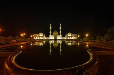 Beyaz Cami antik Bulgar yerleşiminin dışında yer alıyor ve Hindistan 'daki ünlü Tac Mahal Sarayı' na benziyor. 