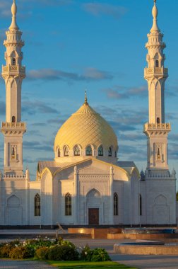 Beyaz Cami antik Bulgar yerleşiminin dışında yer alıyor ve Hindistan 'daki ünlü Tac Mahal Sarayı' na benziyor. 