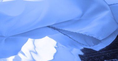 Mavi ipek kumaş, zarif dalgalı mavi saten, lüks kumaş, soyut tasarım. arkaplan dokusu, desen