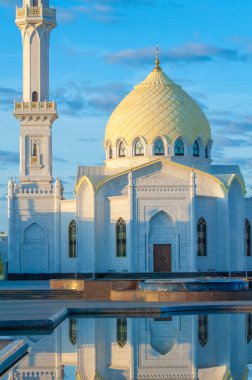 Beyaz Cami antik Bulgar yerleşiminin dışında yer alıyor ve Hindistan 'daki ünlü Tac Mahal Sarayı' na benziyor. 