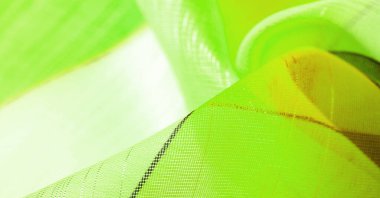 ince örülmüş kumaş - açık şeffaf, yeşil, beyaz ve sarı geometrik renkler, ince ipek ipekten bir peçe gibi. Organza deseni. Doku. Arkaplan