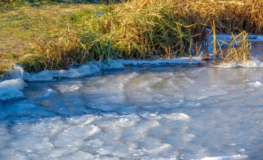 Sokakta buz var, nehirde buz var, buz kabarcıkları buzda sıkışmış, alışılmadık renkte buz mimarisi