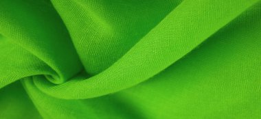 Yeşil ipek kumaş. İnce taneli Grunge yüzey dokusu, yeşil saten doku, zümrüt kumaş, ipek panorama, güzel, yumuşak doğal bulanık desenli.