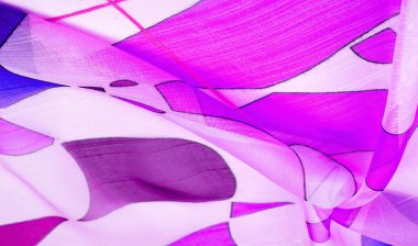 ince örülmüş kumaş - şeffaf, beyaz, kırmızı ve mavi geometrik renkler, ince yapışkan ipekten bir peçe gibi. Organza deseni. Doku