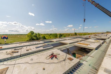 Mühendislik yapılarının fotoğrafı. Nehir üzerinde bir yol köprüsü inşaatı