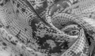 Yılan derisi desenli gri monokrom kumaş, parlak gri kumaşın arka plan dokusu. arkaplan, doku, desen