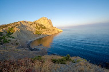 Kırım Yarımadası 'nın fotoğrafları. Golitsyn izleri Green Bay 'in güneybatı kıyısından geliyor. İzler, Çar II. Nicholas 'ın gelmesiyle Prens Golitsyn' in emriyle dikildi..