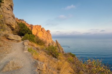 Gün ışığında güzel manzaranın resimsel görüntüsü