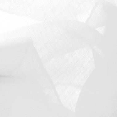 Beyazlı ipek kumaş. İnce taneli Grunge yüzey dokusu, beyaz gri saten dokusu, gümüş bir kumaş, ipek panorama, güzel yumuşak doğal bulanık desenli.